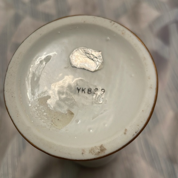 Vintage Lefton China Porcelain Floral Vase with Flower Accents Marked YK829 - Picture 4 of 9